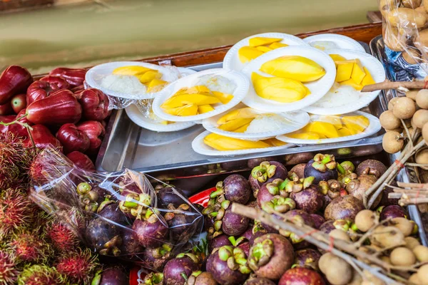 Verkauf tropischer Früchte — Stockfoto