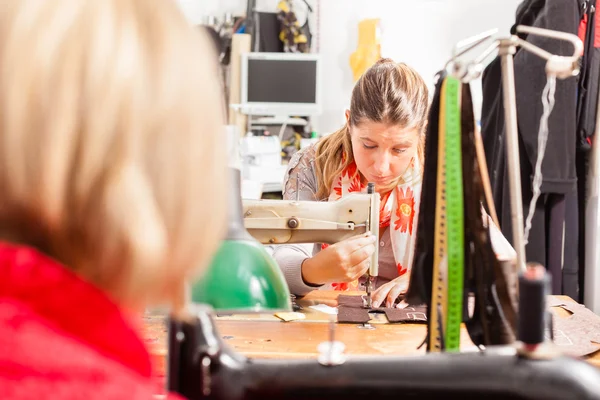 Trabajando en la máquina de coser — Foto de Stock