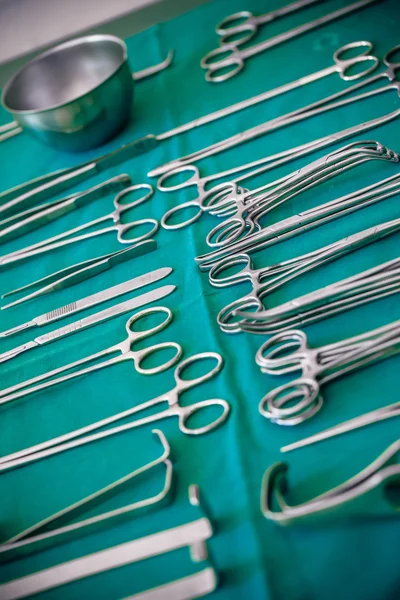 Spousta chirurgických nástrojů — Stock fotografie