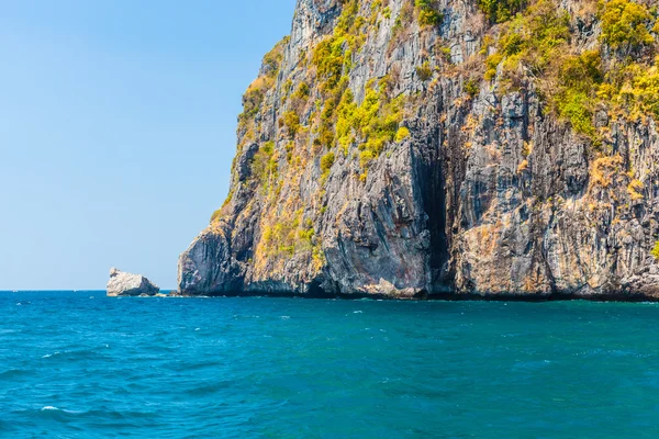 Phi Phi island cliff — Stock Photo, Image