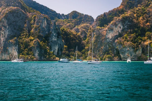 Veleiros em uma lagoa tropical — Fotografia de Stock