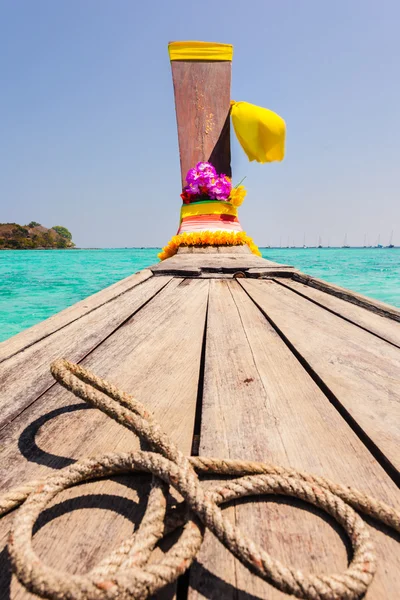 Long tail boat in a tropical sea — Stock Photo, Image