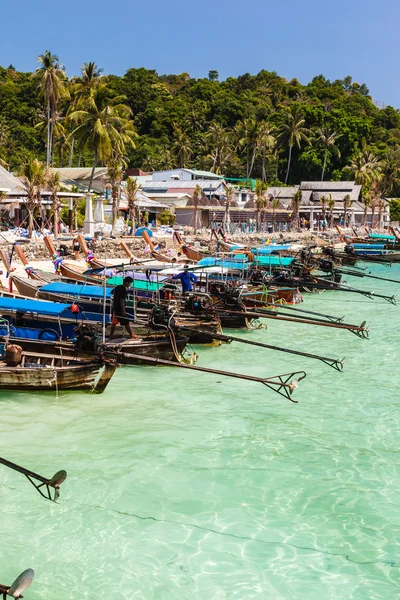 Barcos de cola larga en isla tropical — Foto de Stock