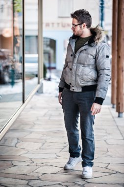 Genç adam alışveriş