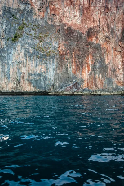 Морська і кам'яна стіна — стокове фото