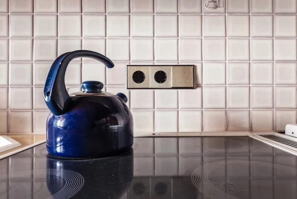 Kettle on stove — Stock Photo, Image