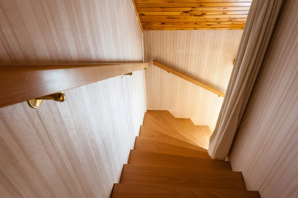 Спускаюсь по лестнице — стоковое фото