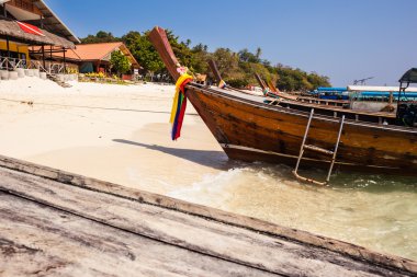 Longtail tekne sahilde