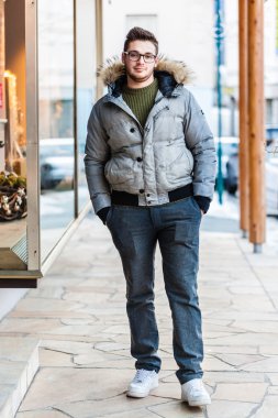 Genç adam yürüyor.