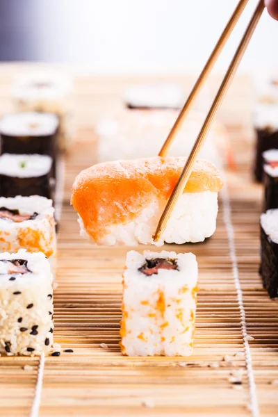 Äta sushi — Stockfoto