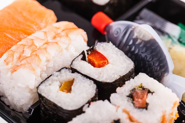 Rolos de sushi variados — Fotografia de Stock