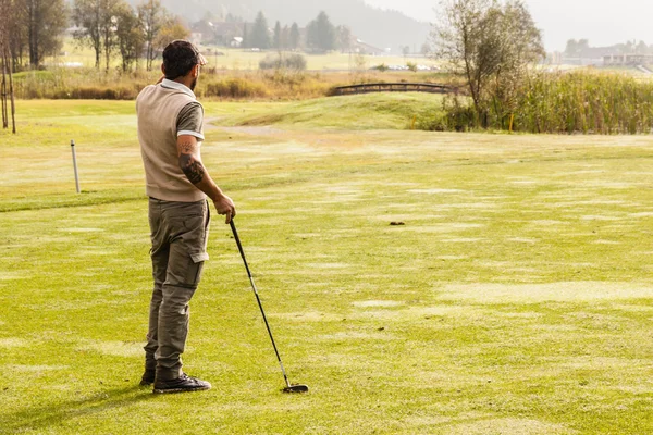 Ensolarado jogo de golfe — Fotografia de Stock