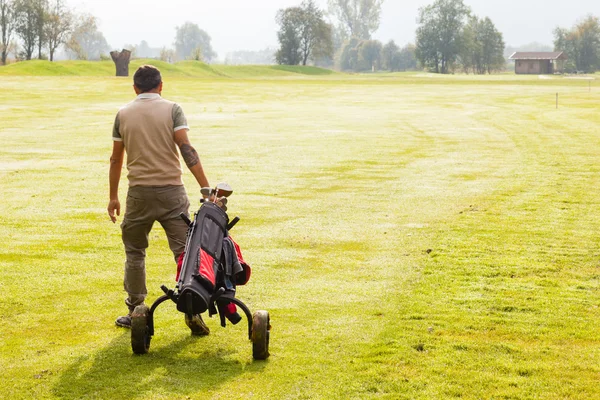 Jogador de golfe andando — Fotografia de Stock