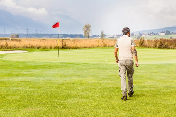 Buraco de golfe bandeira vermelha — Fotografia de Stock