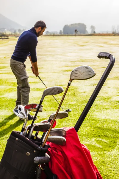 Clubes de golf y jugador de golf — Foto de Stock