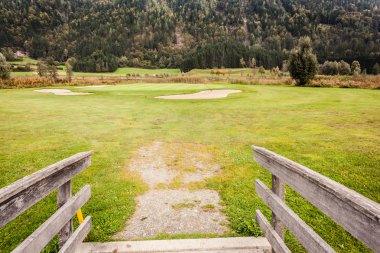 Golf sahası içinde ahşap köprü