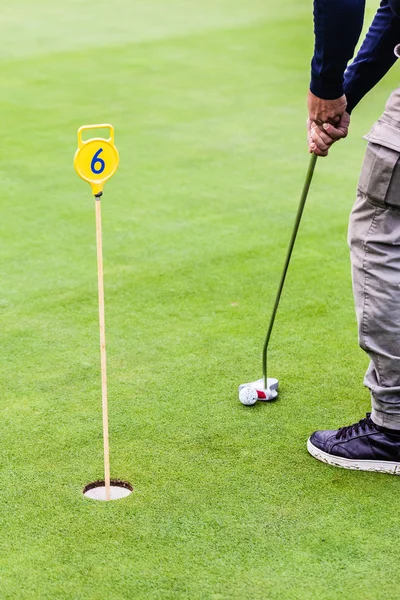 Golf spielen — Stockfoto