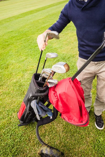 Speler plukken een golf club — Stockfoto