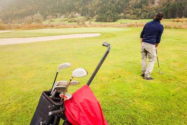 Jogador de golfe no campo — Fotografia de Stock