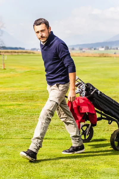 Ernsthafter Golfspieler — Stockfoto