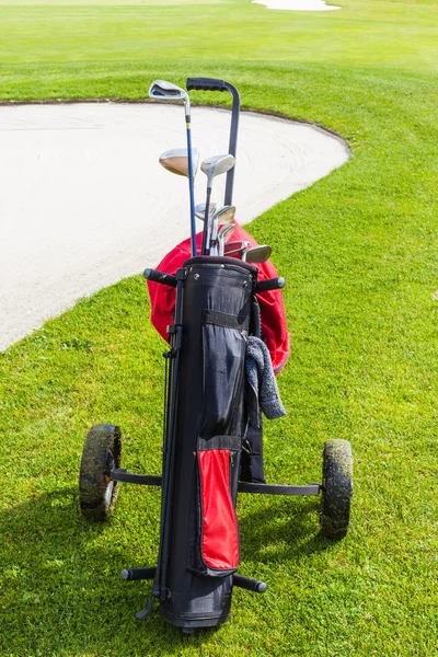 Golf çantası ve bunker — Stok fotoğraf