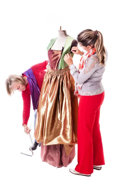 Dressmakers haciendo un vestido — Foto de Stock