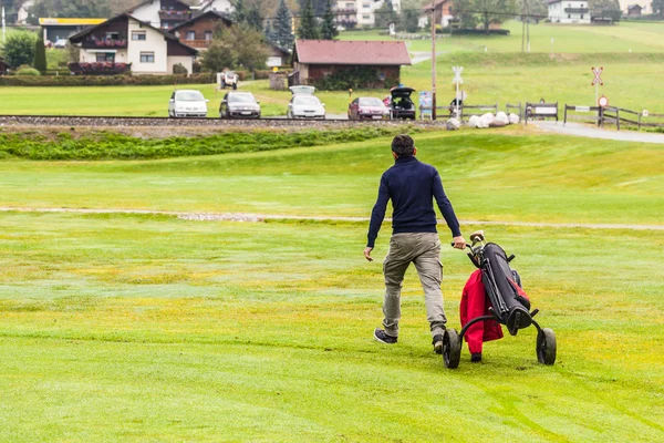 Tragen Sie die Golftasche — Stockfoto