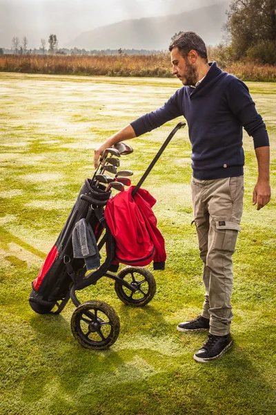 Player Choosing the golf club — Stock Photo, Image