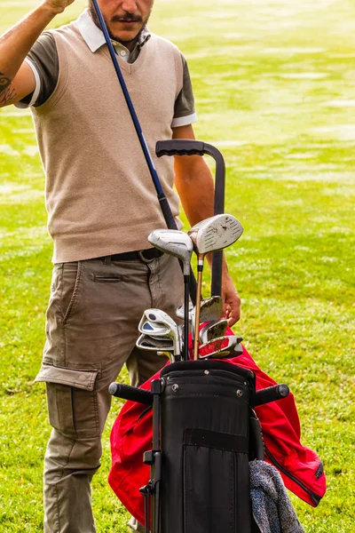 Stijlvolle golfspeler plukken een club — Stockfoto