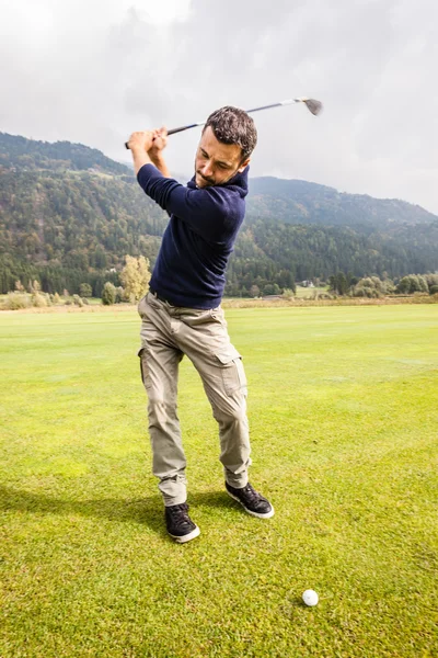 Jogador de golfe Carregando o tiro — Fotografia de Stock