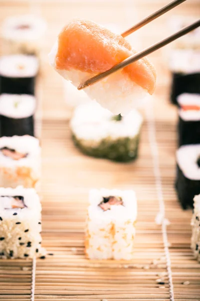 Sushi nigiri e pauzinhos — Fotografia de Stock