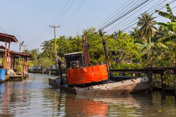 Excavadora en el agua —  Fotos de Stock