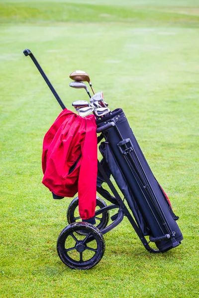 Golf çantası tekerlekli — Stok fotoğraf