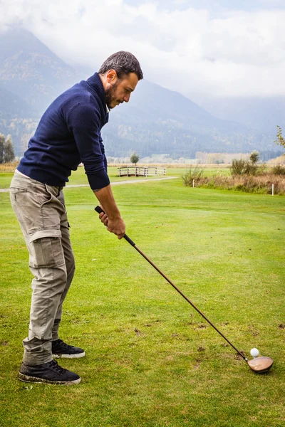 Golfista gotowy wobec uderzyć — Zdjęcie stockowe