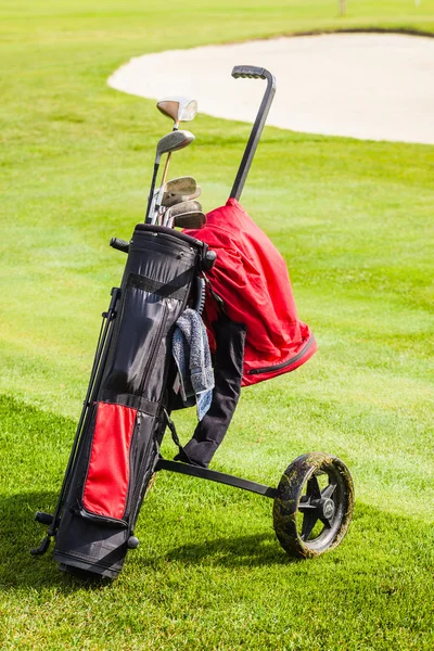 Сумка для гольфу на траві — стокове фото