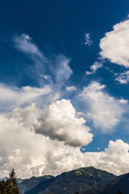 Cumulus bulutları Dağların üzerinden