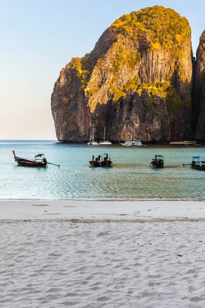 Spiaggia Maya con barche a coda lunga — Foto Stock