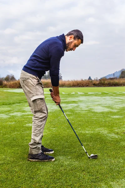 Colpire una pallina da golf — Foto Stock