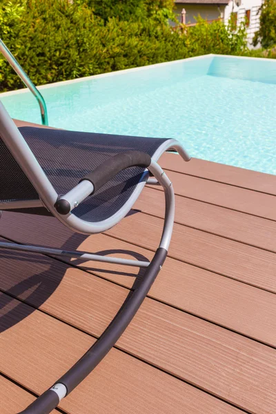 Chaise lounge a bordo piscina — Foto Stock