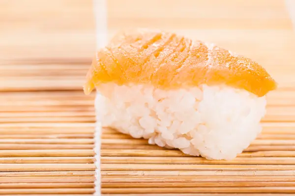 Nigiri sushi em tapete de madeira — Fotografia de Stock