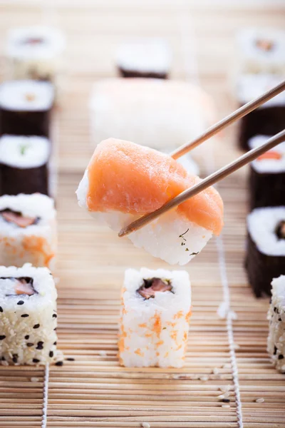 Comer sushi — Fotografia de Stock