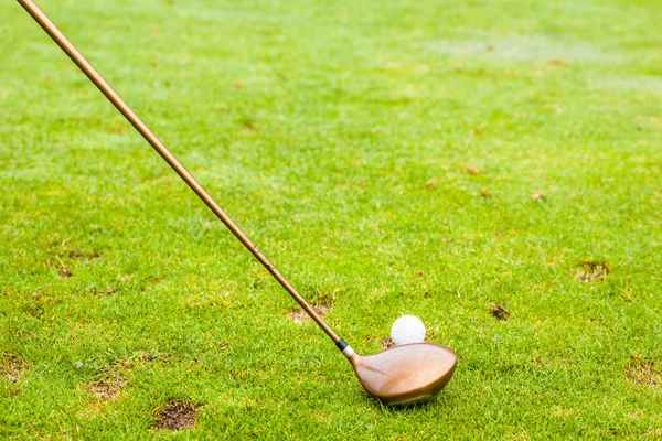 Um clube de motorista e uma bola de golfe — Fotografia de Stock