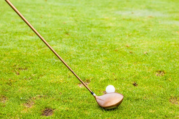 Un club de conductores y una pelota de golf —  Fotos de Stock