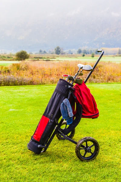 Bolsa de golf en el campo — Foto de Stock