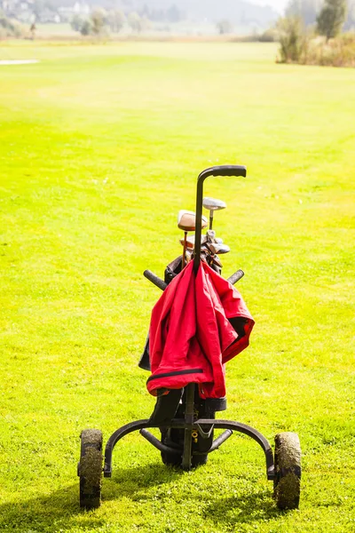 Saco de golfe preto sobre verde — Fotografia de Stock