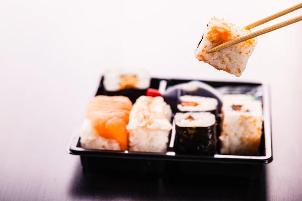Comer maki sushi — Fotografia de Stock