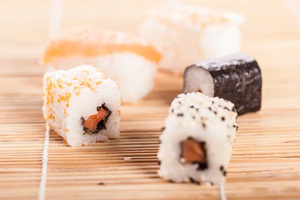 Sushibiter på sushimatten – stockfoto
