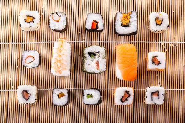Sushi arranjado — Fotografia de Stock