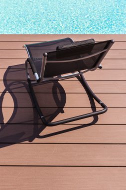 Havuz kenarında şezlong