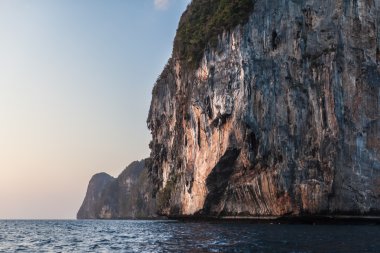 Phi Phi kayalıklarla